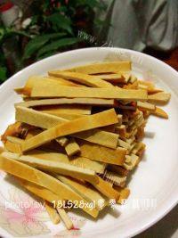 家常菜香干炒肉片做法图解2)