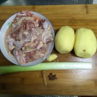 家常菜土豆炖鸡做法图解1)