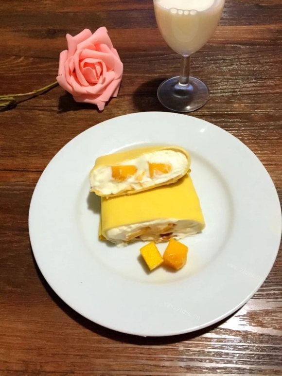 色泽鲜亮的芒果班戟