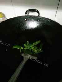 美味的青椒腊肠炒金针菇做法图解1)