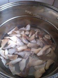 袖珍菇炒肉片做法图解2)