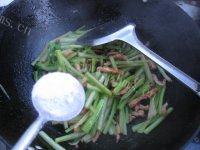 软嫩的芹菜肉丝做法图解10)