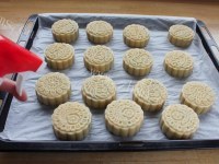 自制广式豆沙月饼做法图解12)
