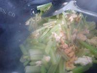 开胃菜芹菜炒鸡蛋做法图解9)