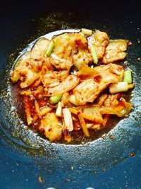 质嫩爽口的干锅花菜做法图解6)