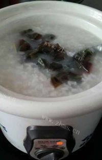 美味的皮蛋瘦肉粥做法图解5)