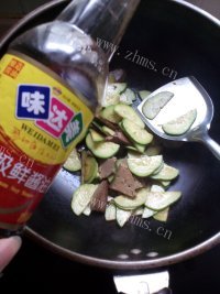 家常菜黄瓜炒猪肝做法图解5)