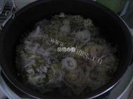 简单的东北酸菜炖排骨做法图解5)