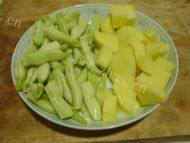 家常菜土豆炖芸豆做法图解1)
