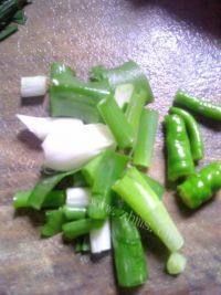 家常菜豆腐炒韭菜做法图解3)