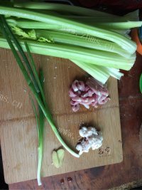 玉盘珍馐的芹菜炒肉做法图解1)