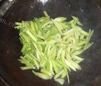 家常菜芹菜炒豆腐干做法图解3)
