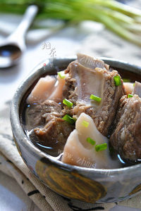 美味的排骨莲藕汤