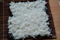 色泽鲜亮的金枪鱼紫菜包饭做法图解8)