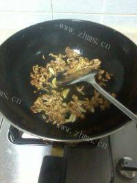 家常菜韭菜花炒肉丝做法图解3)