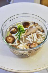 菌菇鲜鸡汤做法图解4)