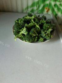 自制西兰花炒肉做法图解2)
