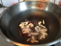 家常菜韭菜炒鳝丝做法图解3)