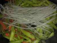 美味的芹菜炒粉条做法图解9)