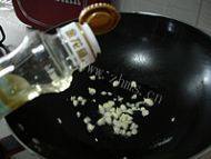 家常菜蒜蓉炒菠菜做法图解3)