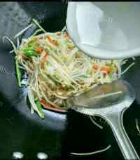 美味佳肴般的酸辣土豆丝做法图解6)