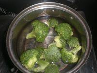 绿色食物之蒜蓉西兰花做法图解2)