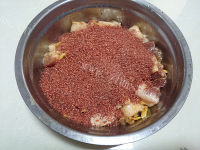 美味的土豆粉蒸肉做法图解7)