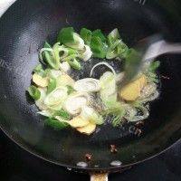 家常菜小鸡炖蘑菇做法图解2)