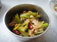 肉丝炒芹菜自制