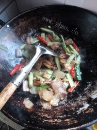 清爽的黄瓜炒风吹肉做法图解9)