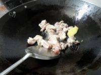 美味的红烧栗子排骨做法图解5)