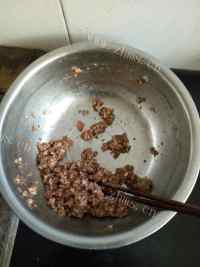 色香味俱全的韭菜鸡蛋馅水饺做法图解3)