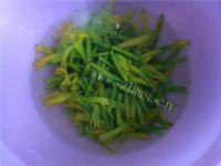 美味鲜黄花菜拌木耳做法图解5)