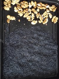 美味的核桃黑芝麻糊做法图解1)