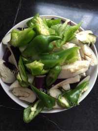 家常菜青椒茄子做法图解1)