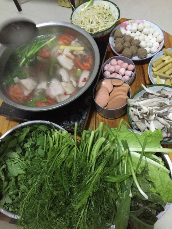 色泽鲜亮的清汤火锅