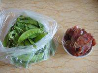 家常菜荷兰豆炒香肠做法图解1)
