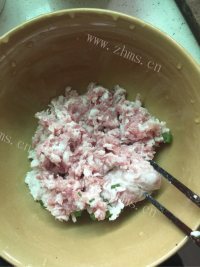 口感不错的荠菜鲜肉饺子做法图解2)