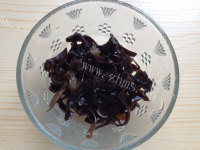 芹菜木耳炒肉丝做法图解2)