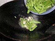 口感丰富的蒜香甜豆做法图解3)