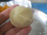 甘脆的广式莲蓉蛋黄月饼做法图解9)