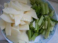家常菜芹菜炒土豆片做法图解1)