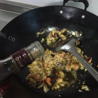 色香味浓的蟹黄豆腐做法图解4)