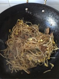 好吃的黄豆芽炒肉做法图解7)