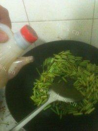 秀色可餐的蒜苔炒鸡蛋做法图解4)