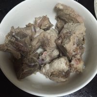 回味无穷的玉米骨头汤做法图解2)