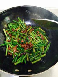 家常菜蒜苔炒肉丝做法图解7)