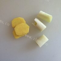 好吃的胡萝卜排骨汤做法图解1)