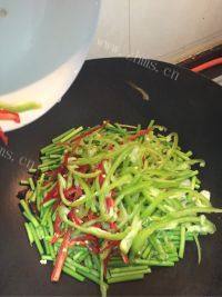家常菜蒜苔炒肉片做法图解13)