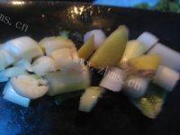 家常菜杏鲍菇炒青菜做法图解3)